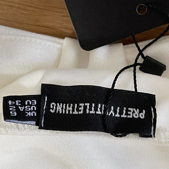 Women's Prettylittlething Size 2 White Cup Detail Tie Crop Top NWT New - Picture 6 of 6